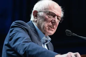 Thượng nghị sĩ Bernie Sanders phát biểu trong một cuộc mít tinh tại New York. Ảnh: The Guardian