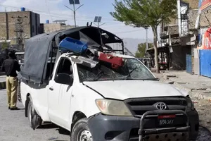 Hiện trường vụ đánh bom xe ở Pakistan. Ảnh: THX