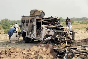 Hiện trường vụ đánh bom xe nhằm vào chốt kiểm soát tại huyện Bannu, tỉnh Khyber Pakhtunkhwa, Pakistan, Ảnh: THX