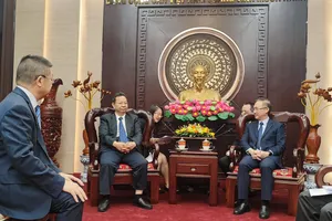 Phó Bí thư Thành ủy TPHCM Đặng Minh Thông (phải) tiếp Bí thư Đảng ủy khu Đông Thành, Bắc Kinh, Trung Quốc. Ảnh: VIỆT ANH
