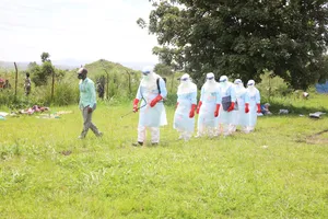 Nhân viên y tế tiến hành khử trùng để ngăn chặn sự lây lan của virus Ebola tại thị trấn Rwampara, tỉnh Ituri, CHDC Congo. Ảnh: THX