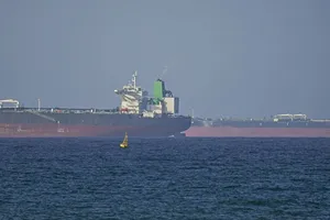 Tàu chở dầu qua eo biển Hormuz. Ảnh: THX