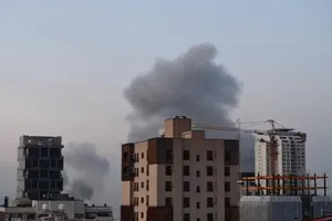 Khói bốc lên sau cuộc không kích do Mỹ tiến hành nhằm vào thủ đô Tehran, Iran. Ảnh THX