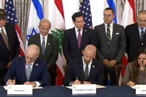 Israel và Lebanon ký thỏa thuận khung về việc rút một phần quân đội Israel khỏi miền Nam Lebanon tại Rome, hôm 26-6. Ảnh: Times of Israel