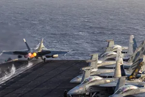 Máy bay chiến đấu cất cánh từ tàu sân bay lớp Nimitz USS Abraham Lincoln ngày 10-6. Ảnh: CENTCOM