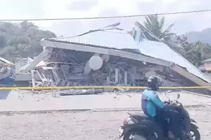 Một tòa nhà bị hư hại nghiêm trọng sau trận động đất mạnh 7,7 độ richter ở Indonesia. ẢNH: ANTARA