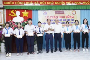 Lãnh đạo Hội Khuyến học tỉnh Sóc Trăng và đại diện Agribank trao học bổng khuyến học cho học sinh khó khăn
