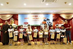 Đại diện Agribank và báo Giác Ngộ trao học bổng cho học sinh quận 3. Ảnh : CTV