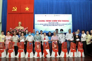 Tặng 100 phần quà tết cho người dân có hoàn cảnh khó khăn ở phường 3, quận 11