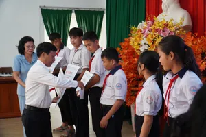 Ông Ngô Tấn Phúc, Phó Giám đốc Agribank Bình Thuận đại diện nhà tài trợ trao học bổng. Ảnh: CTV