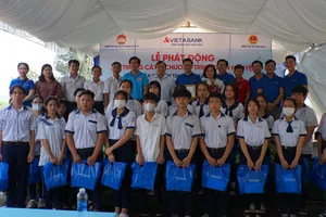 Ban tổ chức trao học bổng Thắp sáng ước mơ - Gieo mầm cuộc sống cho học sinh hiếu học tại huyện Củ Chi