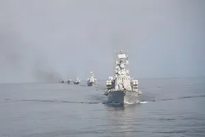 Đội hình hàng dọc thực hiện nhiệm vụ bắn đạn thật