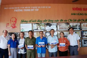 Báo Sài Gòn Giải Phóng tặng quà tri ân các gia đình người có công với cách mạng có hoàn cảnh khó khăn tại phường Trung Mỹ Tây. Ảnh: VIỆT NGA