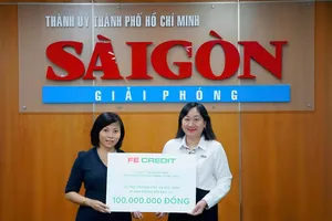 Phó Tổng Biên tập Bùi Thị Hồng Sương (áo trắng) tiếp nhận 100 triệu đồng hỗ trợ trường học và học sinh bị ảnh hưởng bão, lũ năm 2025. Ảnh: VIỆT NGA