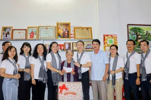 Đoàn công tác TPHCM “Hành trình theo chân Bác” tri ân các Mẹ Việt Nam Anh hùng tại Cao Bằng