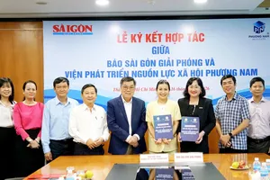 Đại diện Báo Sài Gòn Giải Phóng và Viện Phát triển nguồn lực xã hội Phương Nam trao Bản ghi nhớ hợp tác tại lễ ký kết sáng 16-7. Ảnh: VIỆT NGA