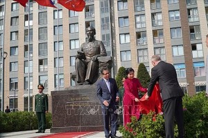 越南共产党中央总书记苏林夫人吴芳璃出席胡志明广场揭幕仪式。