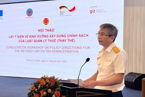  税务局长梅春成在研讨会上发言。 