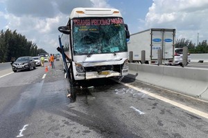 图：胡志明市-忠良高速公路事故现场。 