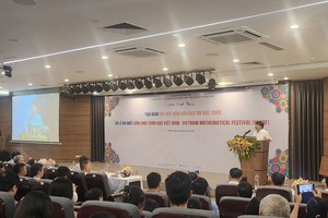 专家在会上发表意见。 