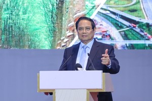 政府总理范明政在会上发表。 