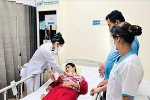 City国际医院医生在柬埔寨患儿出院前进行检查。 