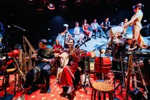 艺术家在《欢迎秀》演出。 