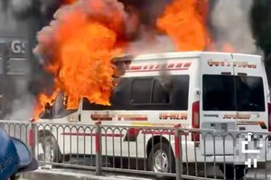 16座汽车起火。 