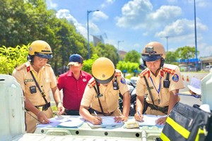 交警在处罚违反交规者。