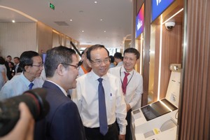 胡志明市市委书记阮文年参观西贡滨海大厦。 