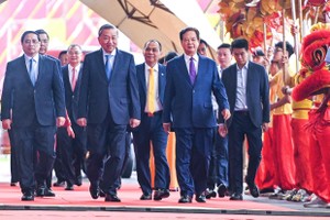 苏林总书记、范明政总理出席国家会展中心落成仪式