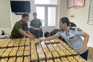 职能机关查获多种来源不明的月饼。 