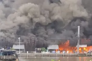 青松乡街市区域目前正在猛烈起火。图：CTV