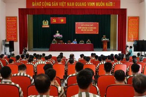 志和监狱副监狱长邓青宇上校公布特赦《决定》。