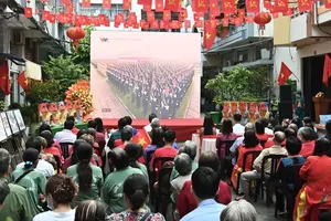 盛会举行前，代表与民众一同观看八月革命和“九·二”国庆80周年庆典、阅兵和游行活动的电视直播。