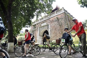 北部地区白天晴朗，傍晚和晚上出现阵雨与旋风。 