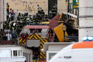 警察和消防员正在进行救援。