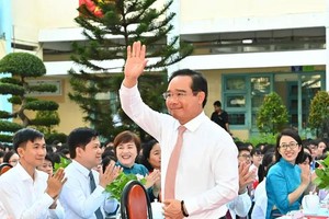 胡志明市人委会主席阮文得出席陈富高中学校的教育部门传统80周年纪念暨2025-2026学年开学典礼。 