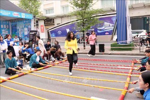 在盛会上体验越南竹竿舞游戏。 