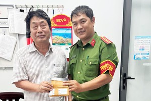 归仁东坊公安力量将寻回失物归还韩国游客金镇赫。 