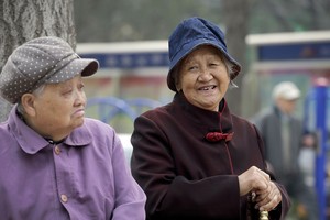 中国居民人均预期寿命达到79岁。