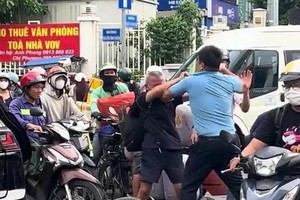 老翁在西贡坊被汽车驾驶员连续殴打。 