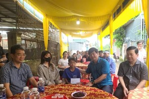 德乐省人委会领导表彰T.C.K.的勇敢精神，并给予现金奖励。 