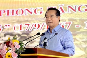 胡志明市人委会主席阮文得在会上致辞。 