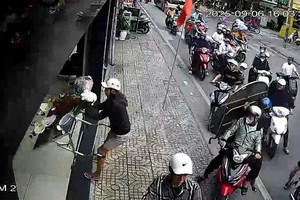 监控摄像头拍下青年团伙在PNJ金银珠宝店抢劫祭品供桌的画面。（摄像头截图）