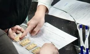 国内金价降温 SJC金片跌破每两1亿3200万元