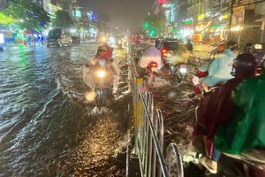 大雨近两小时 胡志明市西面多条街道严重受淹