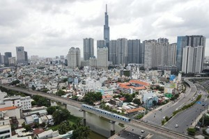 地铁经过市中心区。