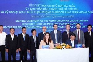 胡志明市人委会与英国外交和联邦事务部在胡志明市签署都市发展、建设、基础设施与交通运输领域合作备忘录。