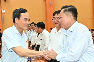 胡志明市市委书记陈留光与15号国会代表小组选民接触。 